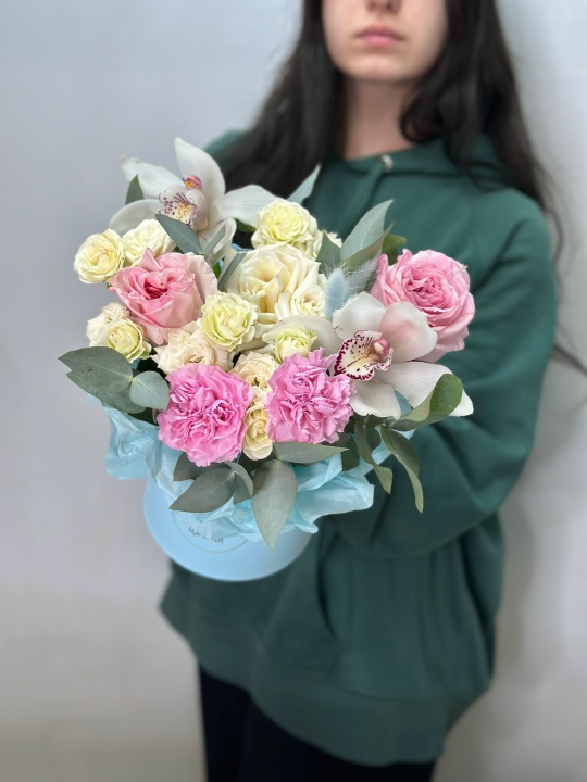 Коробочка с орхидеей ,диантусами ,кустовыми розами