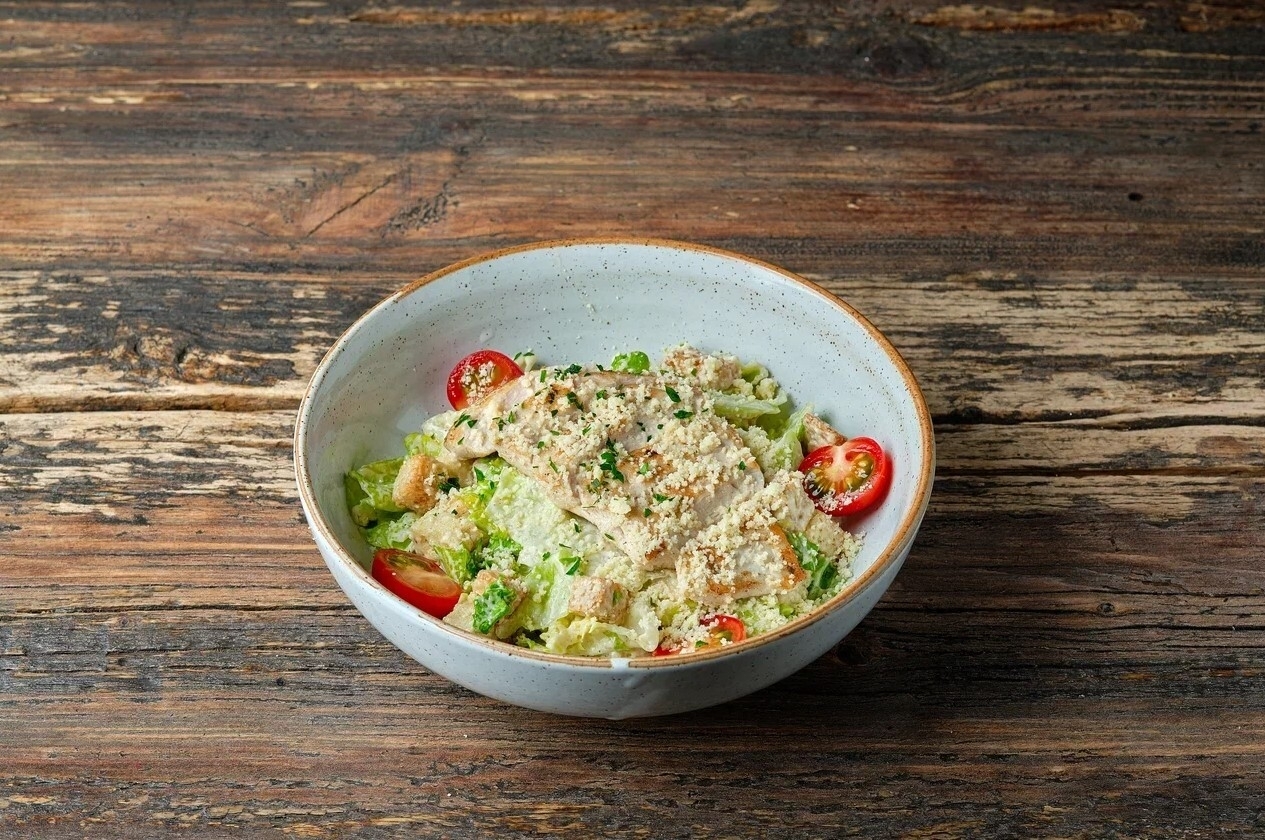 Салат Цезарь с курицей
