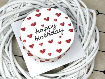 Бенто торт Happy birthday с красными сердечками