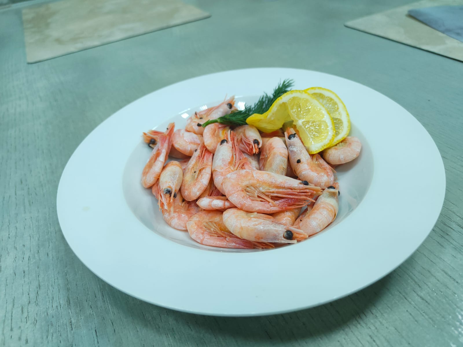 Креветки отварные с зеленью и лимоном