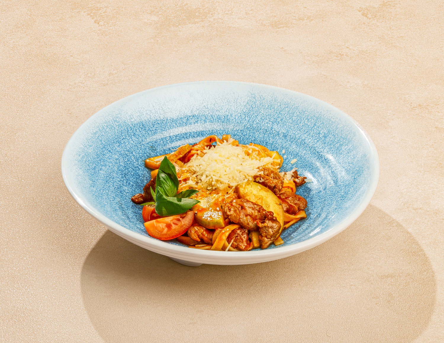 Паста с свиной вырезкой и томатной сальсой