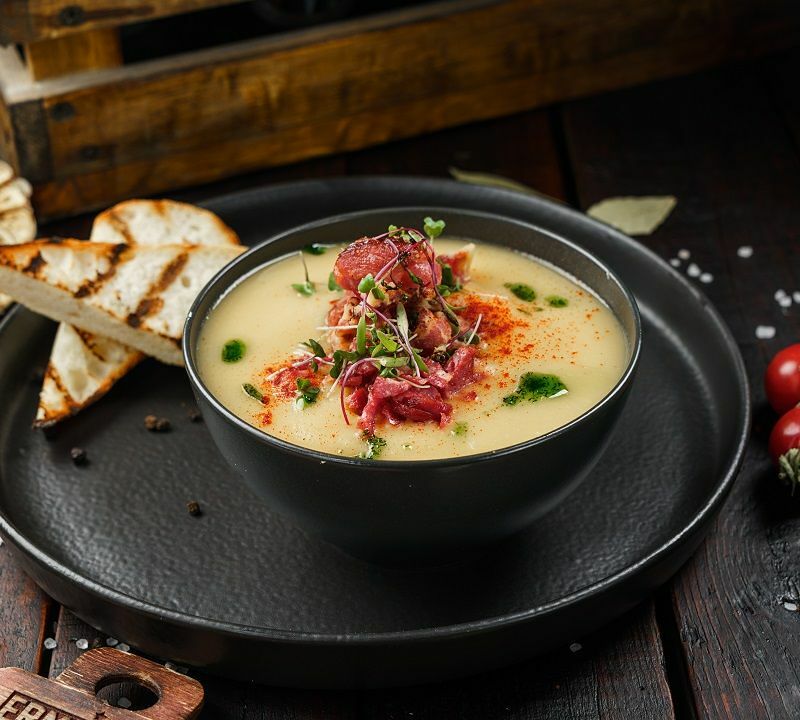 Сырный суп с поджаренным беконом