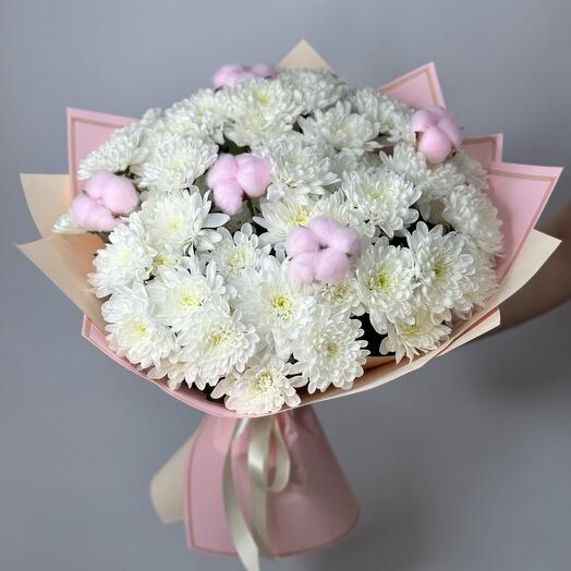 Букет из белоснежной хризантемы и хлопка