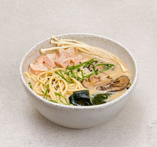 Рамен с лососем и эноки