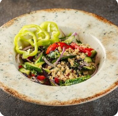 Салат из свежих овощей с грецкими орехами и оливковым маслом