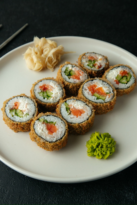 Жареный ролл с лососем