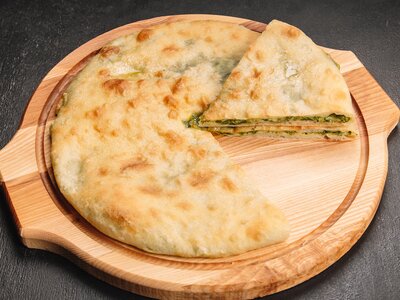 Осетинский пирог с курицей, сыром и укропом