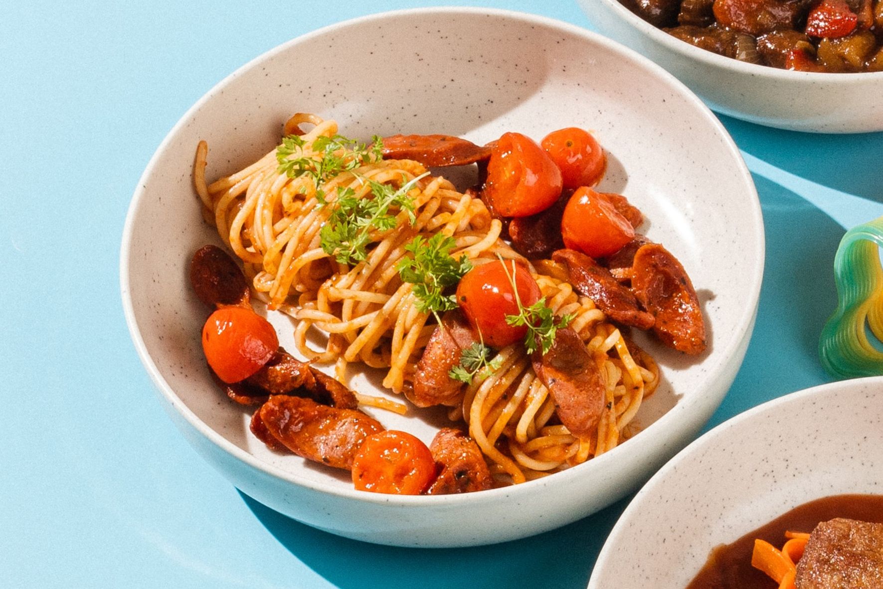 Спагетти с охотничьими колбасками и томатным соусом