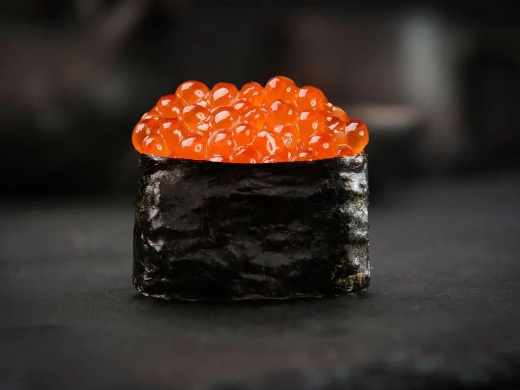 Гункан с красной икрой