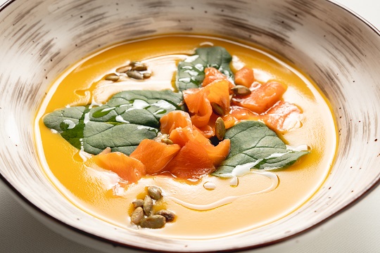 Крем-суп из тыквы со слабосоленой форелью,шпинатом и тыквенными семечками