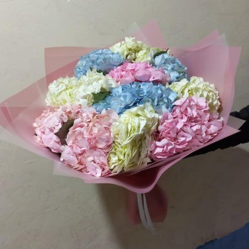 Большой весенний букет гортензий