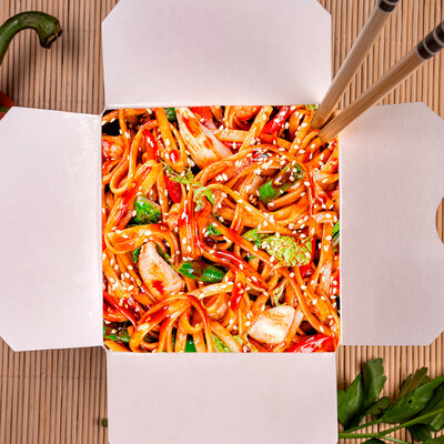 Wok по-гавайски с курицей и яичной лапшой