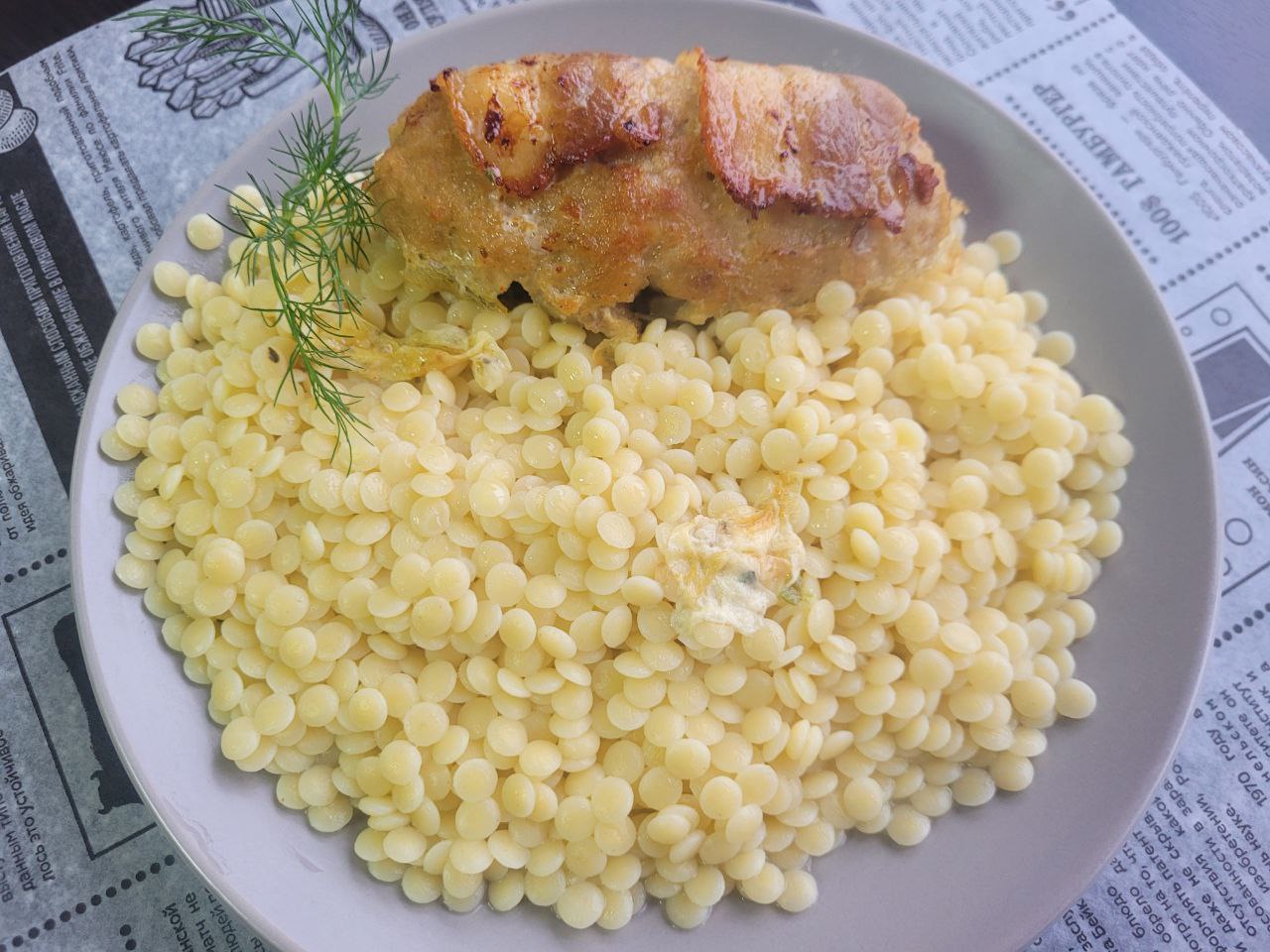 Рулет куриный в беконе с лесными грибами и пастой птитим