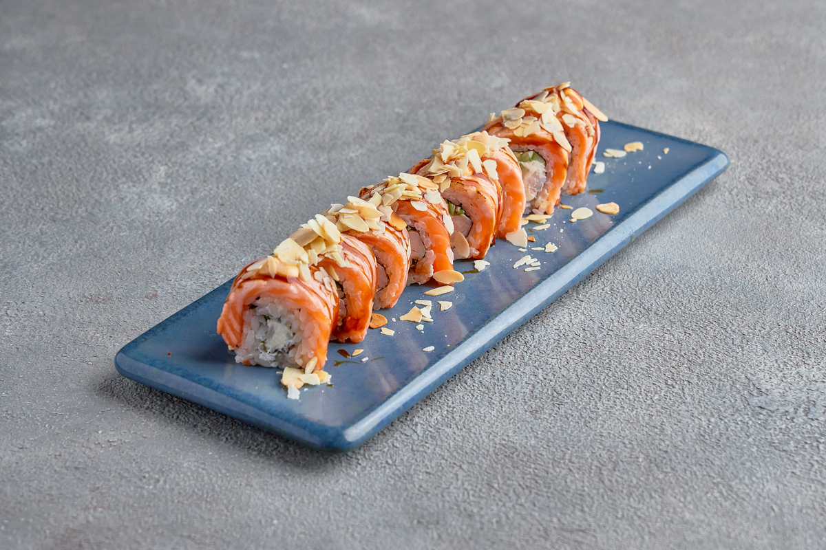 Ролл с лососем, креветкой и миндалем