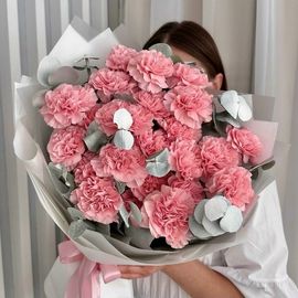 25 розовых диантусов с эвкалиптом серебро
