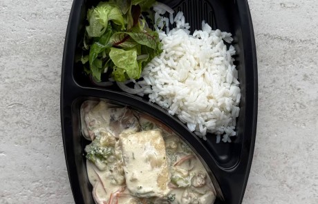 Филе минтая с овощами и рис