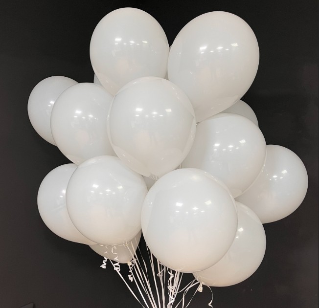 Фонтан из 25 белых Шаров