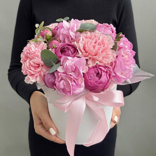 PEONY BOX: Романтичная Элис: Пионовидная кустовая Роза, диантус и эвкалипт в шляпной коробке