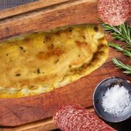Кальцоне с Моцареллой и пепперони