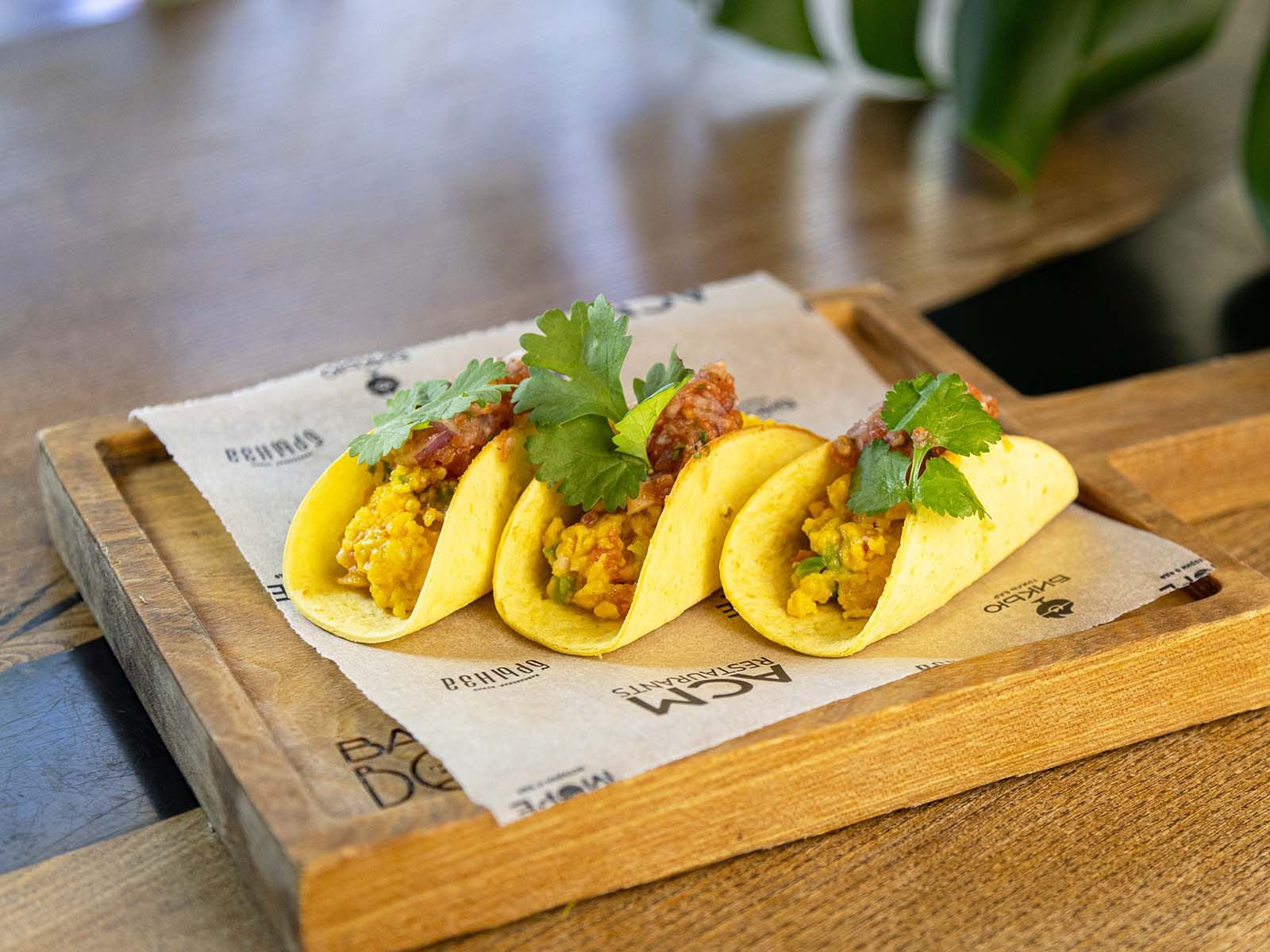 Тако с омлетом и беконом