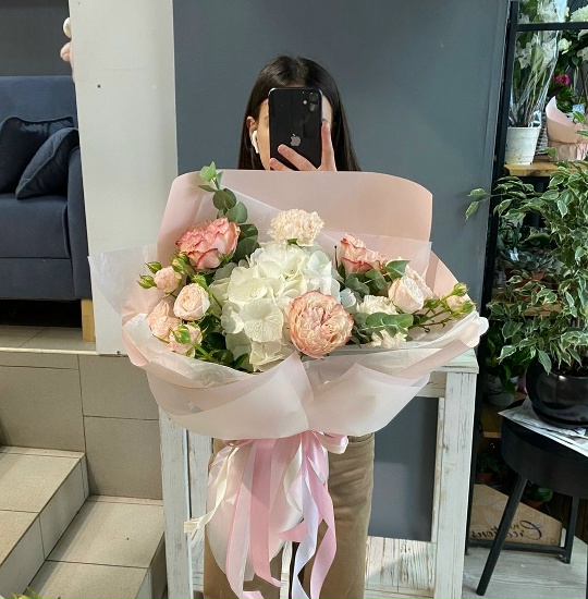 Букет из белой гортензии и пионовидных роз