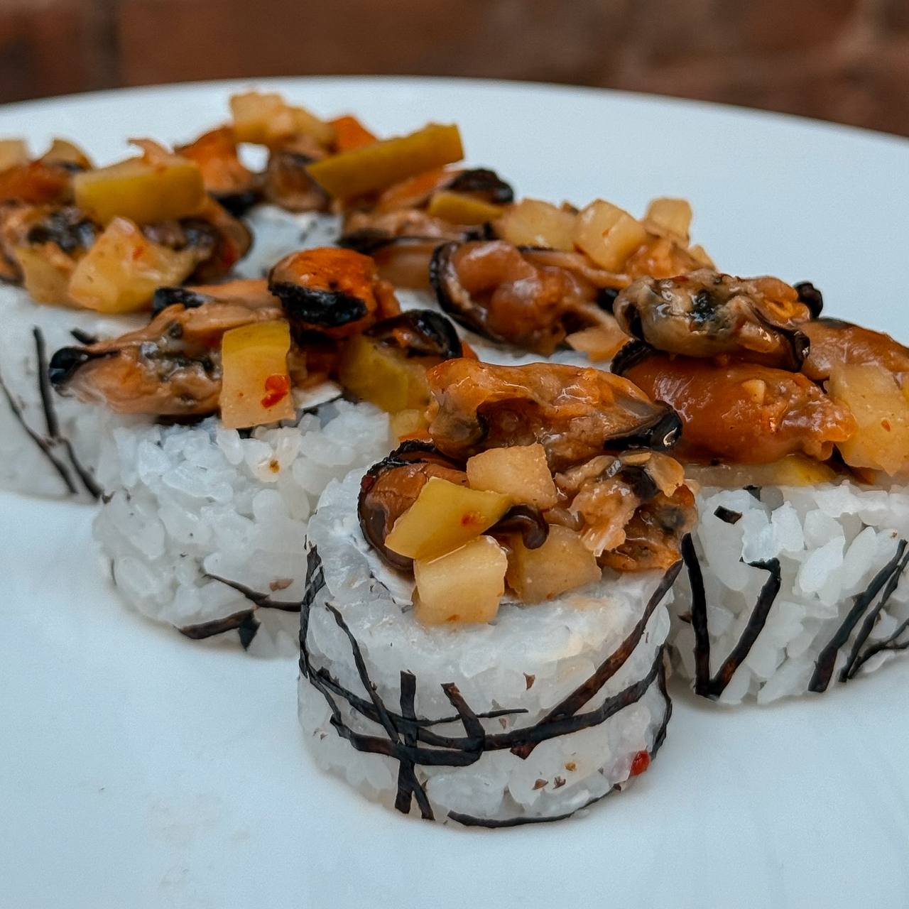 Ролл с мидиями и яблоками