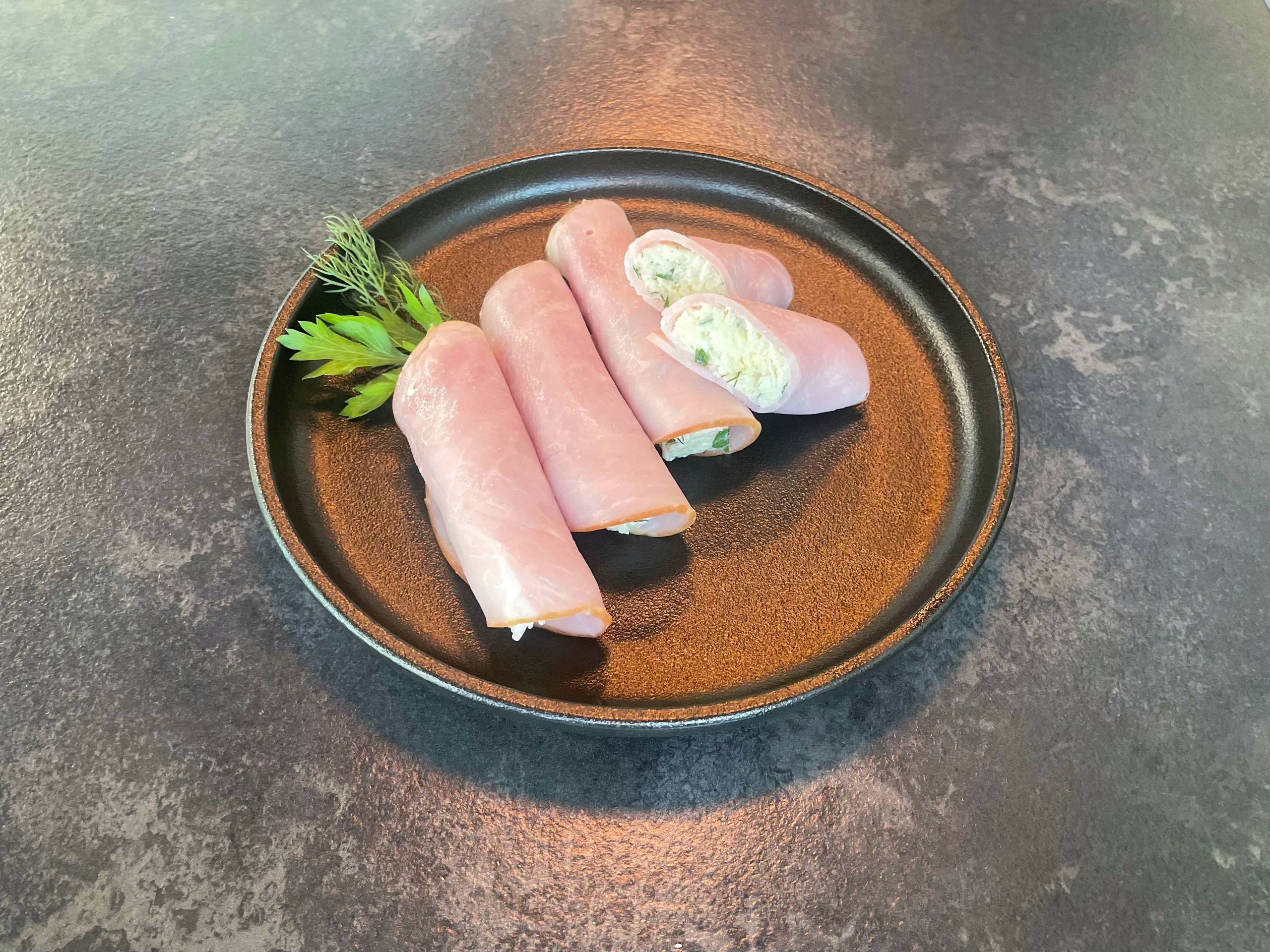 Рулетики из ветчины с сыром и чесноком