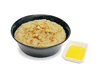 Овсяная каша на яблочном соке с медом и грецким орехом
