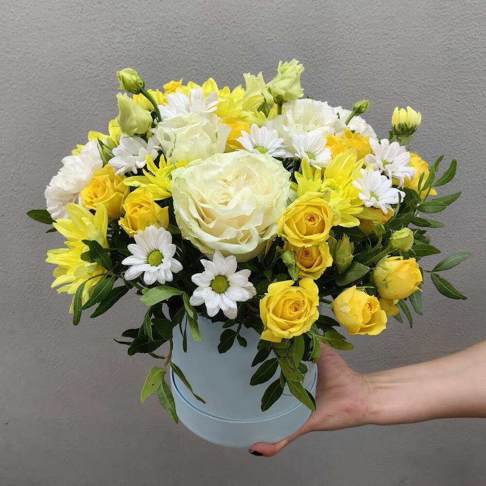 Коробка с розами и яркими хризантемами (код 107)