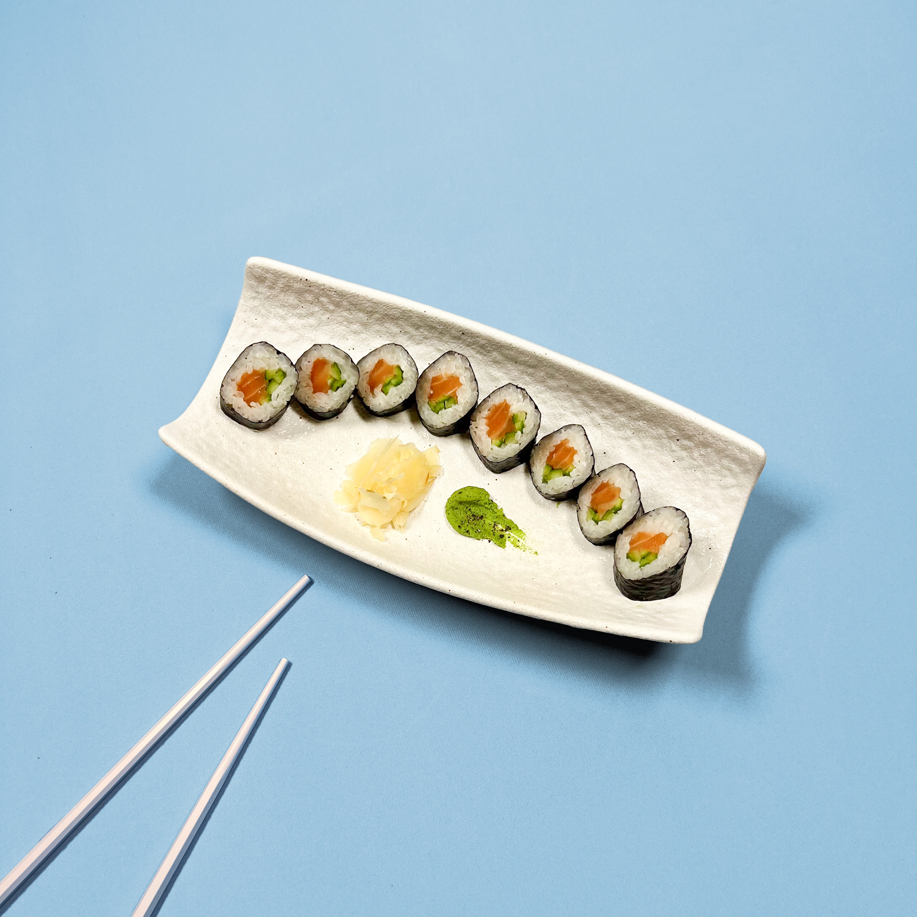 Маки с лососем и огурцом