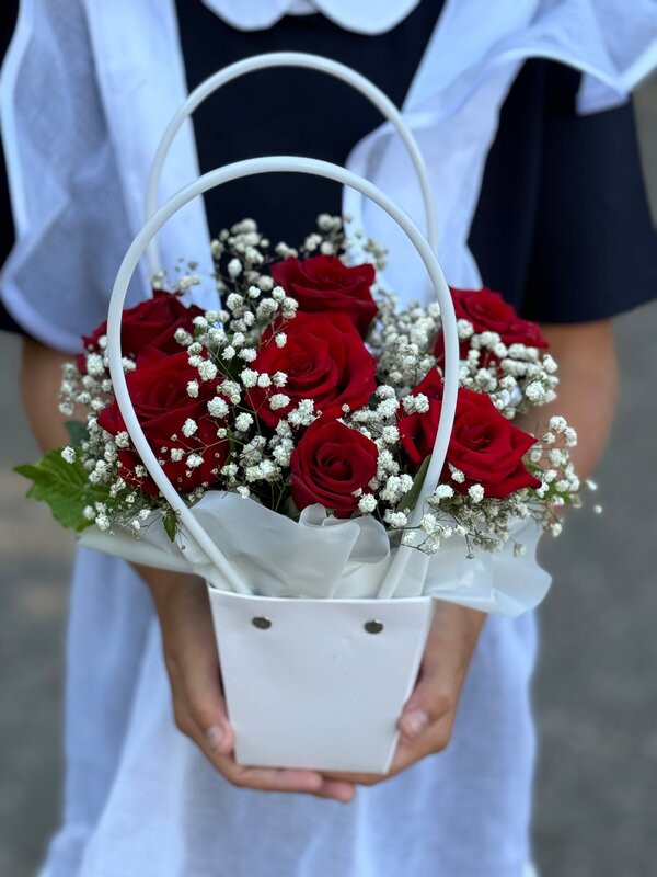 Сумочка из 7 алых роз и гипсофилы