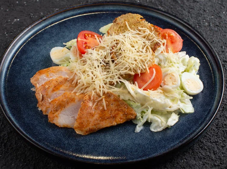 Салат Цезарь с курицей