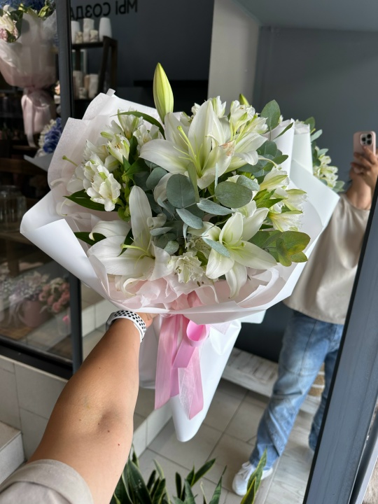 Ароматный букет из белой лилии и белой альстромерии