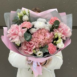 Гортензия с розами и эустомой