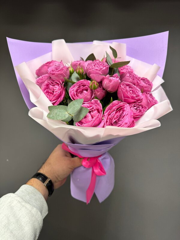 Букет из 5 кустовых пионовидных роз с эвкалиптом