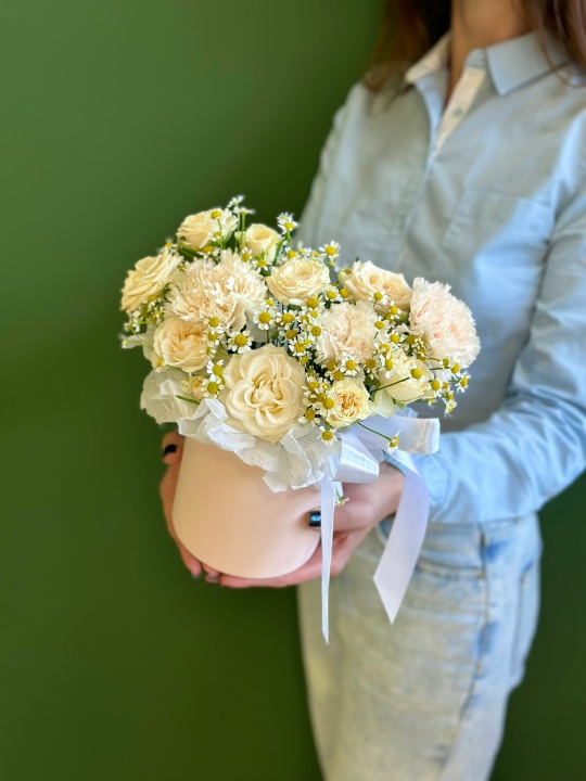 Коробочка с кремовой кустовой розой ,ромашками и кремовыми диантусами