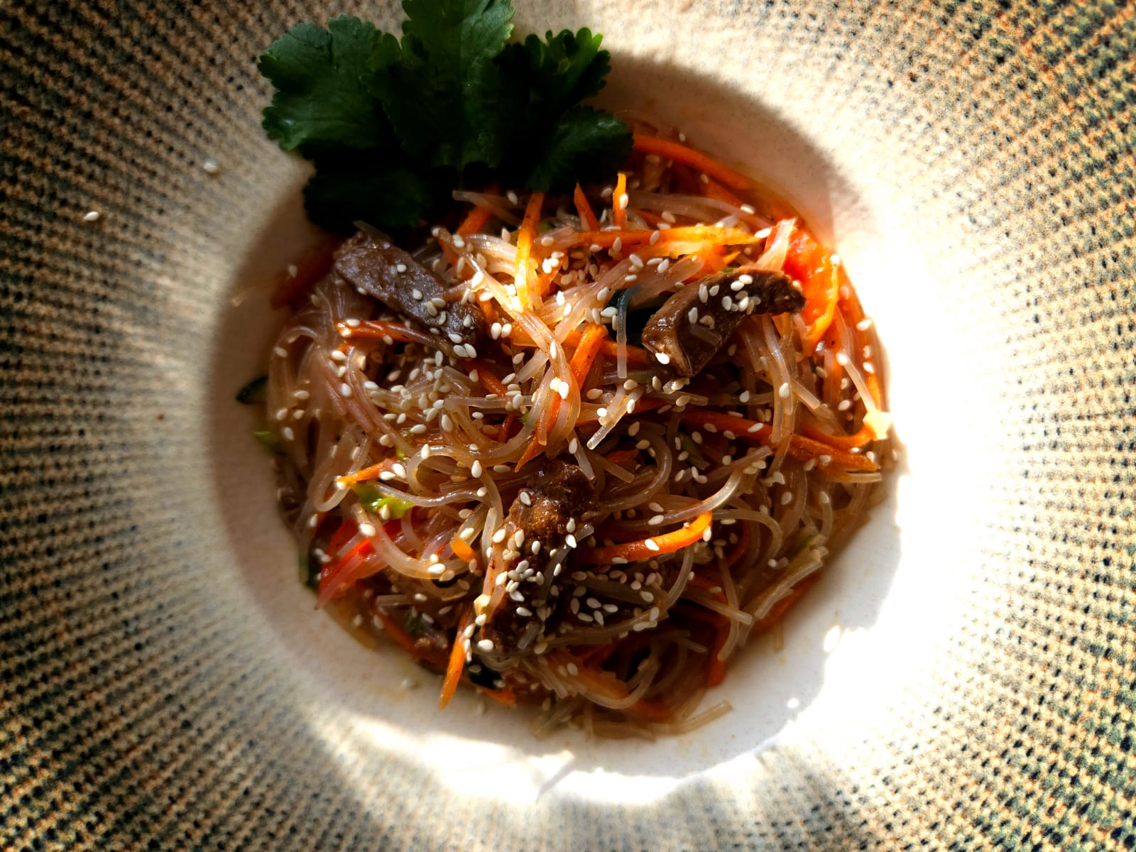 Салат с говядиной и фунчозой
