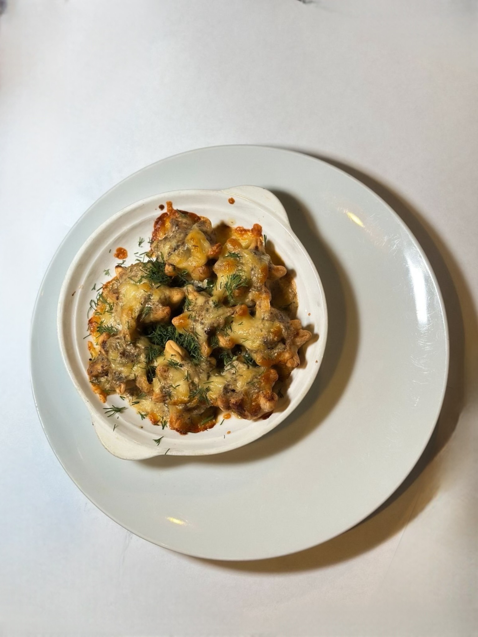 Пельмени, запечённые в грибном соусе с сыром