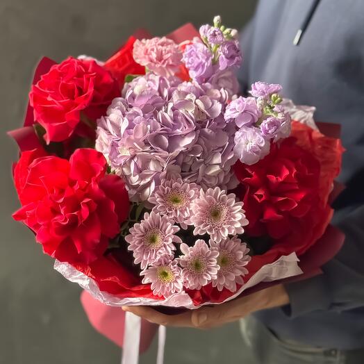 Эффектный яркий букет с красными французскими розами и гортензией