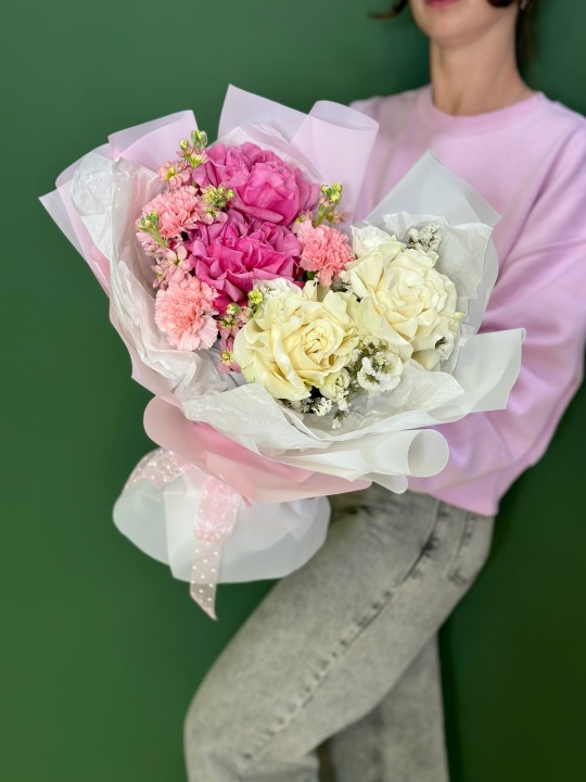 Букет с французскими розами ,пионовидными розами и диантусами