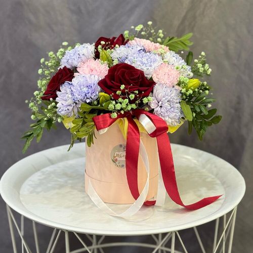 Букет цветов в коробке: розы, хризантемы, зелень (к2045)