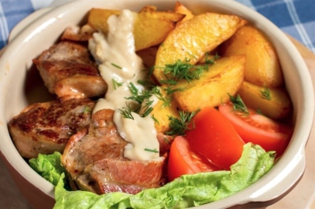 Медальоны из свинины с молодым картофелем