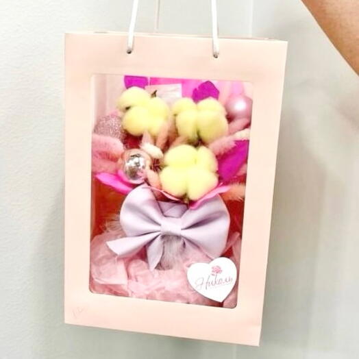 Композиция из сухоцветов в подарочном пакете