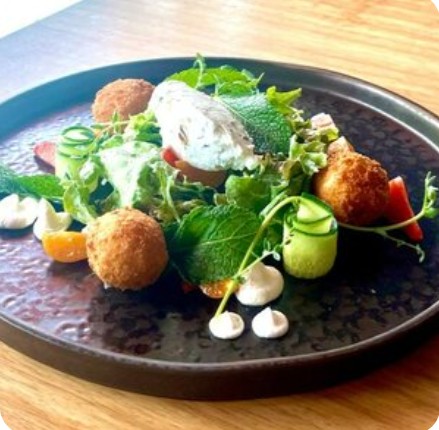 Салат с хрустящей моцареллой