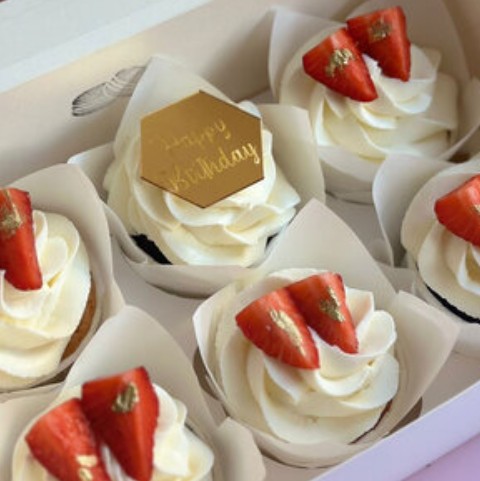 Капкейки с клубникой Happy Birthday