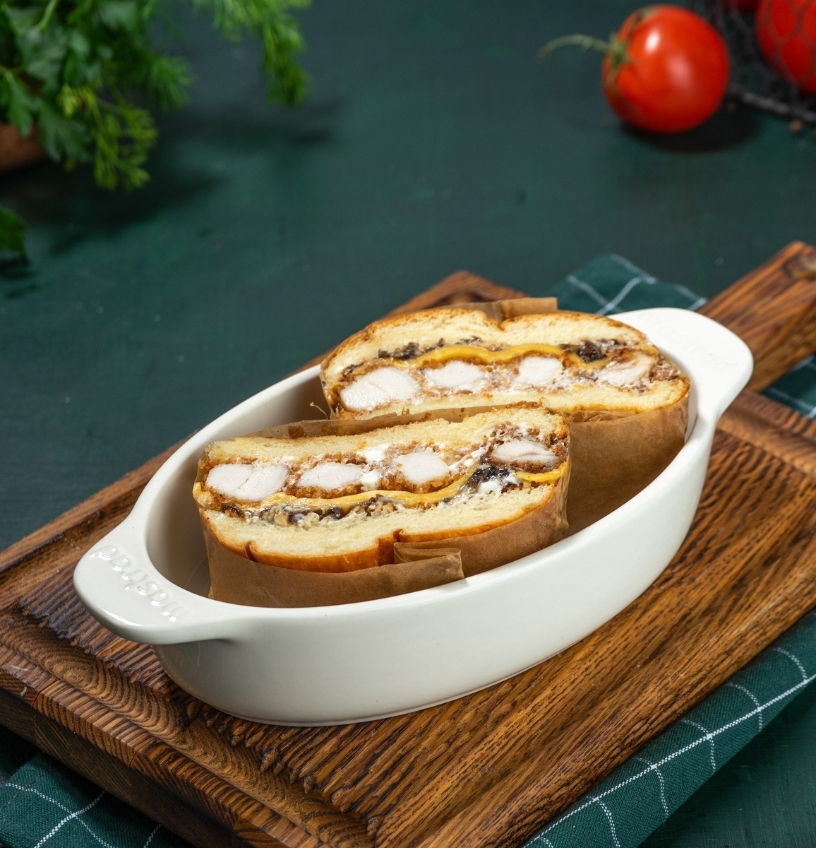 Сэндвич - бриошь с куриными стрипсами луковым джемом и трюфельным