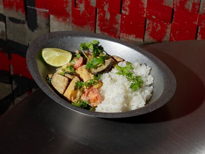 Карри из баклажанов с ананасом и курицей