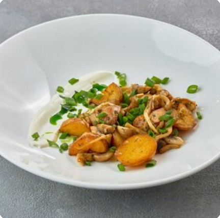 Молодой картофель с луком и грибами