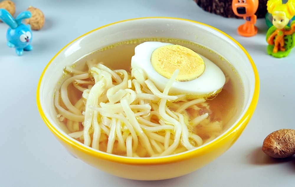 Куриный бульончик с яйцом, курочкой и домашней лапшой