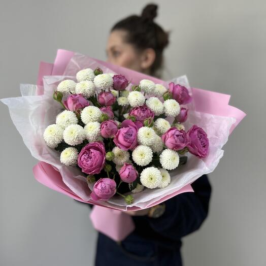 Яркий букет из кустовых пионовидных роз и помпонных хризантем